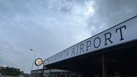 Lappeenrannan lentokentän kyltti pääsisääbnkäynnin yläpuolella.
