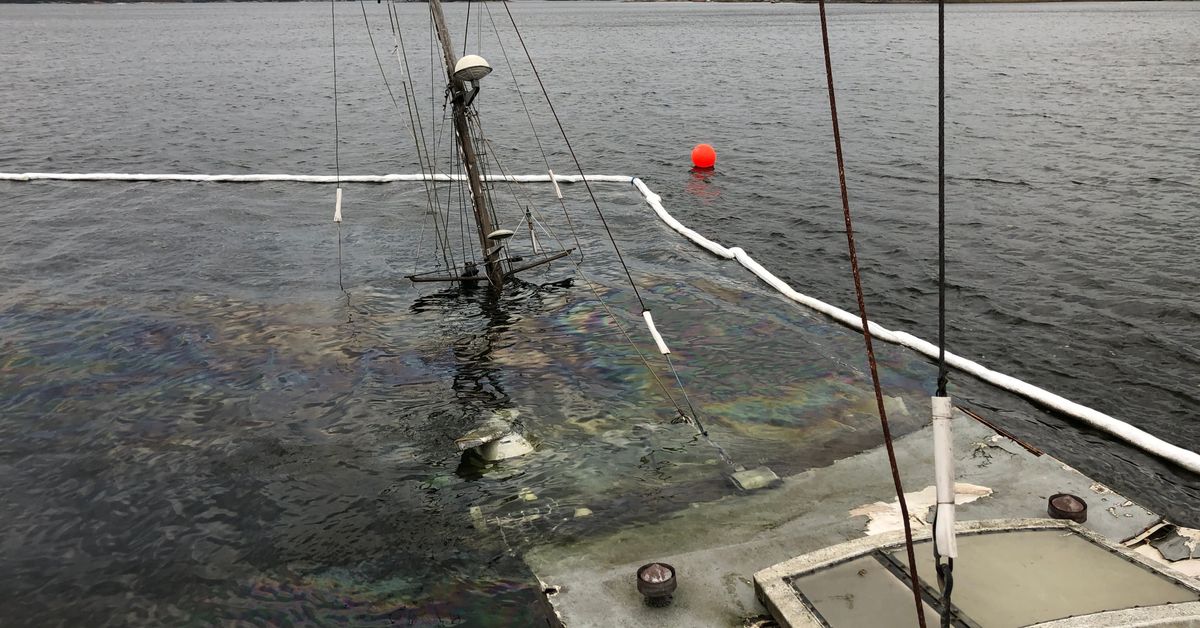 Trålare sjönk i Lappvik – bommar lyckades förhindra bränslespridning ...