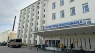 Savonlinnan keskussairaalan pääovet ja julkisivu.