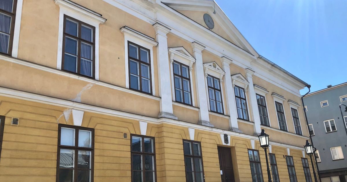 Kokkolan keskustan historiallisen raatihuoneen vajoaminen pysäytetään ...