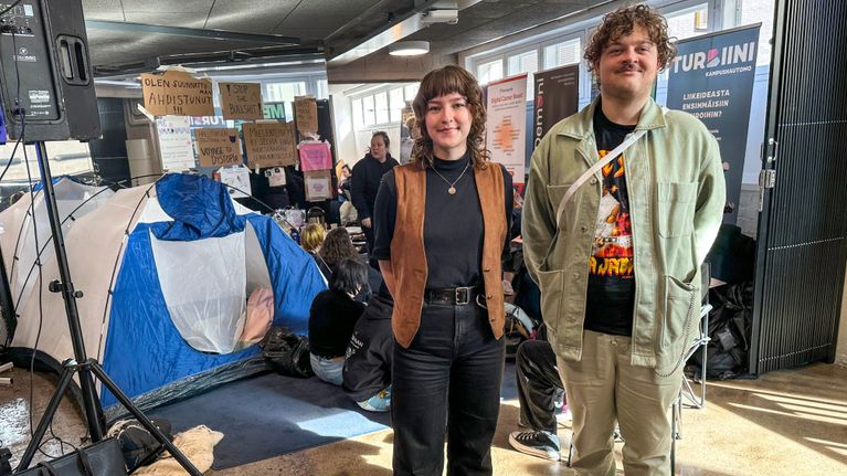 Johanna Pekkonen, 24-vuotias kulttuurituotannon opiskelija ja Magnus Seelisch, 26-vuotias tekstiilisuunnittelun opiskelija Metropolia Ammattikorkeakoulusta