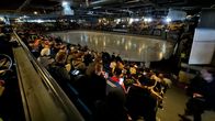Kuvassa Lappeenrannan jäähalli Saipa-Kalpa finaaliottelun sähkökatkon aikana. 