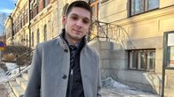 Kuvassa oululainen 17-vuotias Hemmi Långström seisoo talvisessa maisemassa Pohjois-Suomen aluehallintoviraston edustalla Oulussa. 