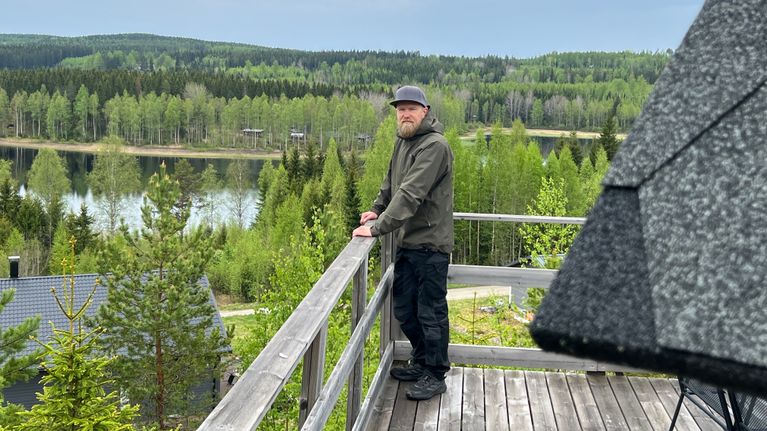 Korpilahden-Muuramen alueen suurpetoyhdyshenkilö Samuli Raappana kotimaisemassaan.