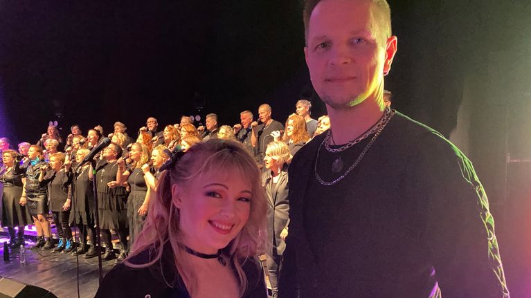 Sirje Timoskainen ja Sami Hänninen seisovat Rock With You-kuoron edessä. 