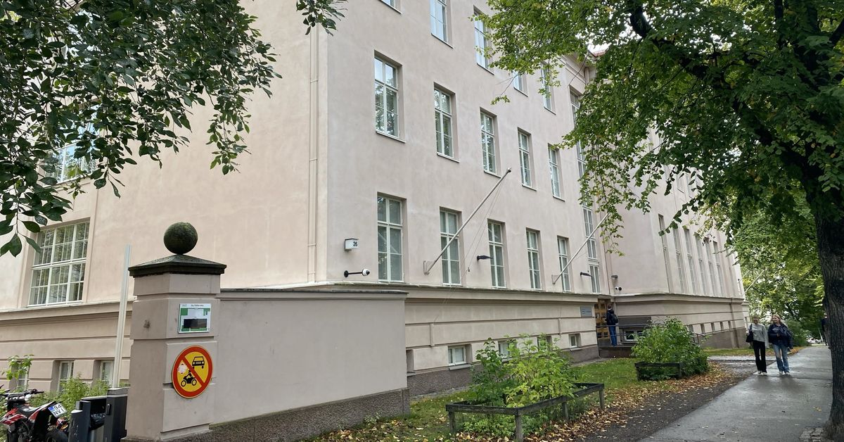 Apulaisrehtori mokasi: Yli sadan oppilaan henkilötunnukset päätyivät lukion ilmoitustaululle Helsingissä