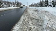 Lumipenkkaa pitkin raahautuneen ajoneuvon jälkiä ulosajon seurauksena lumisella tien pientareella. 