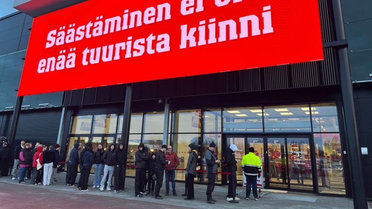 Jono uuteen Kärkkäisen Seinäjoen myymälään sen avajaispäivänä.