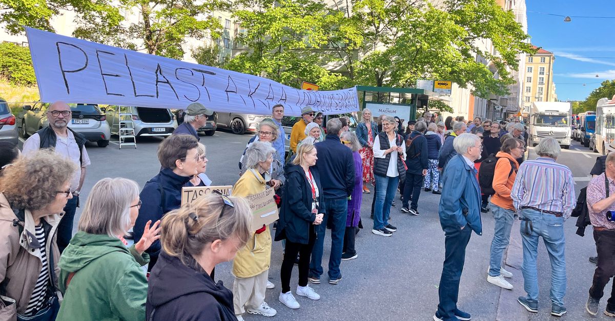 Helsingin Töölössä käynnissä mielenosoitus raitiot