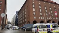 Poliisiautoja Vasemmistoliiton puoluetoimiston edustalla.