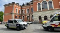 Poliisiauto, ambulanssi ja lääkäriyksikkö Kuopion kaupungintalon pihalla.