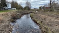 Seinäjoen läpi virtaava Pajuluoma keväällä, puut kaadettu rannoilta. 