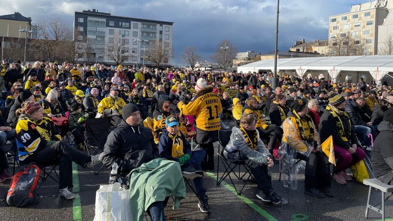 Lappeenrannan kauppatori on täynnä keltamustiin pukeutuneita SaiPan kannattajia.