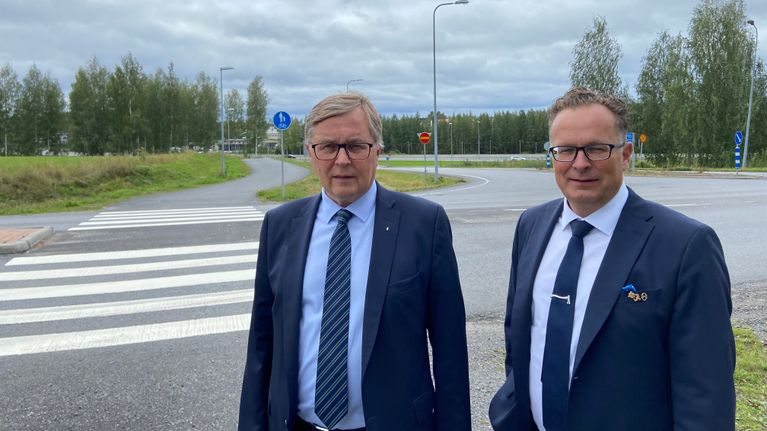 Osuuskaupan toimitusjohtaja Ari Miettinen ja kaupunkikehitysjohtaja Jouni Riihelä Mikkelin kaupungilta esittelivät Mikkelin Veturitallien läheisyyteen kaavailtua uutta kauppakeskushankkeen suunnitelmaa.