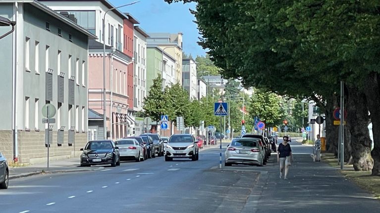 Kaupunkikuva Kuopion Satamakadulta, jossa autoja pysäköitynä kadun varrelle.