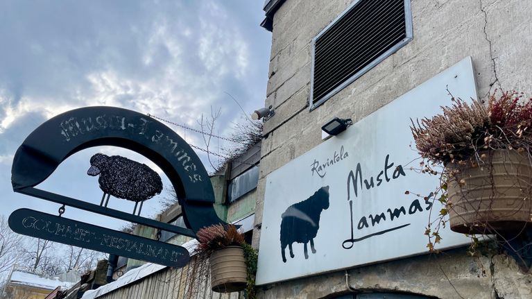 Kuvassa on Musta Lammas-ravintolan kyltti Kuopiossa.