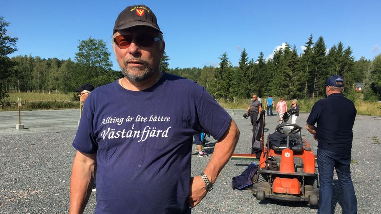 Max Andersson iklädd en blå t-skjorta där det står "Allting är lite bättre i Västanfjärd".