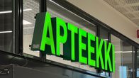 Apteekin vihreä valokyltti loistaa.