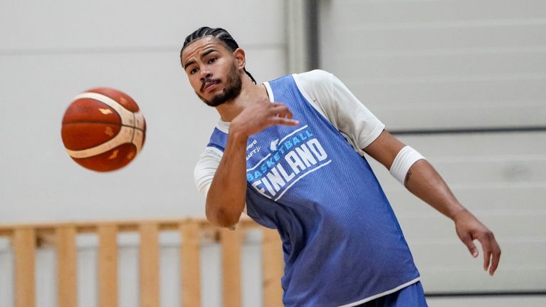 Olivier Nkamhoua Susijengin harjoituksissa Tampereella koripallon EM-kisoisa 2025. 