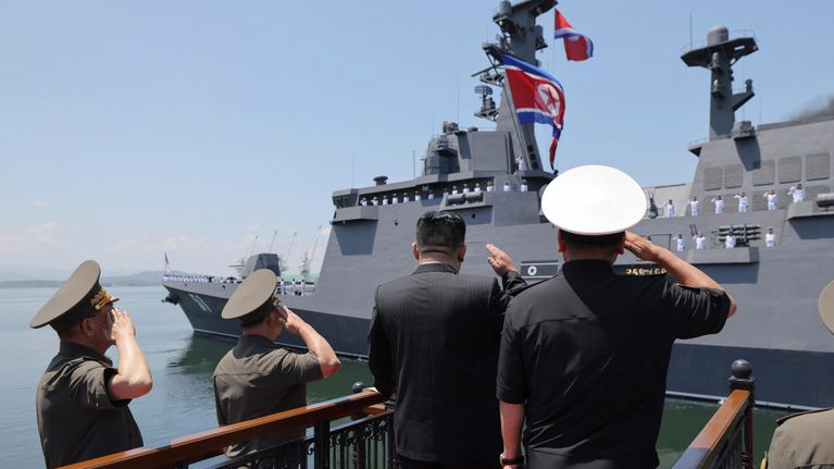Pohjois-Korean johtaja Kim Jong-un tervehtii uuden monitoimihävittäjä Choe Hyonin miehistöä.