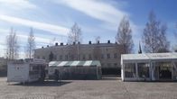 Kaksi Mikkelin torikahvilaa aurinkoisena huhtikuisena päivänä.