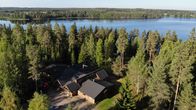 Ilmakuva hoitolaitoksesta järven rannalla.