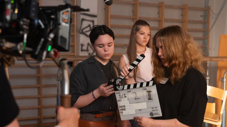 Mirella Granmo klaffar när Wallie Storkamp och Maya Raitla skådespelar i serien Inlåsta.