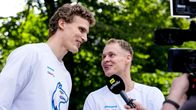 Lauri Markkanen ja Sasu Salin Suomen joukkueen hotelilla Ylen haastattelussa.