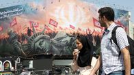 Iranilaisopiskelijat kulkivat maanantaina Teheranin keskustassa sijaitsevalla Enghelabin aukiolla. Aukion laidassa on esillä Yhdysvaltoja pilkkaava seinäkuva.