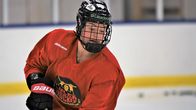 Ishockeyspelaren Ronja Savolainen på isen.
