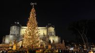 Rooman PIazza Venezia iltavalaistuksessa ja jouluasussa.