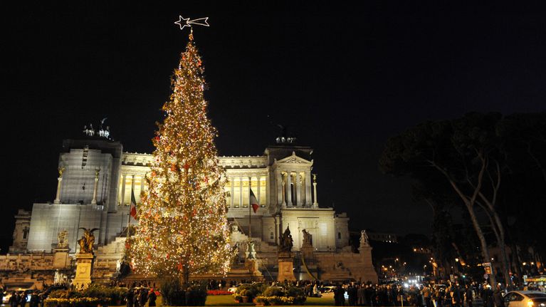 Rooman PIazza Venezia iltavalaistuksessa ja jouluasussa.