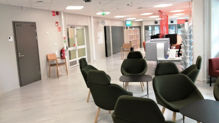 Vaasan Te-toimisto ja Verovirasto saa uudet, yhteiset tilat Vaasan Virastotalosta. Odotustiloja.