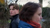 Kristiina Laitaneva on sivuttain kuvaan nähden ja hänen poikansa Eeli Laitaneva katsoo kameraan äitinsä olan takaa.