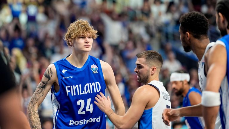 Miikka Muurinen tuijottaa Giannis Antetokounmpoa koripallon EM-kisoissa 2025.