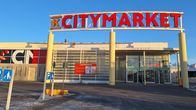 Kuvassa on K-citymarketin sisäänkäynti. Yläpuolella on punaisella kirjoitettu logo Citymarket.