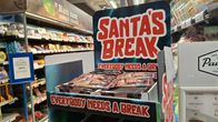 Santa's Break -suklaata myynnissä telineessä kaupassa.