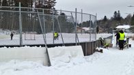 Skridskobana med rink på vintern. En skolklass skrinnar på isen.