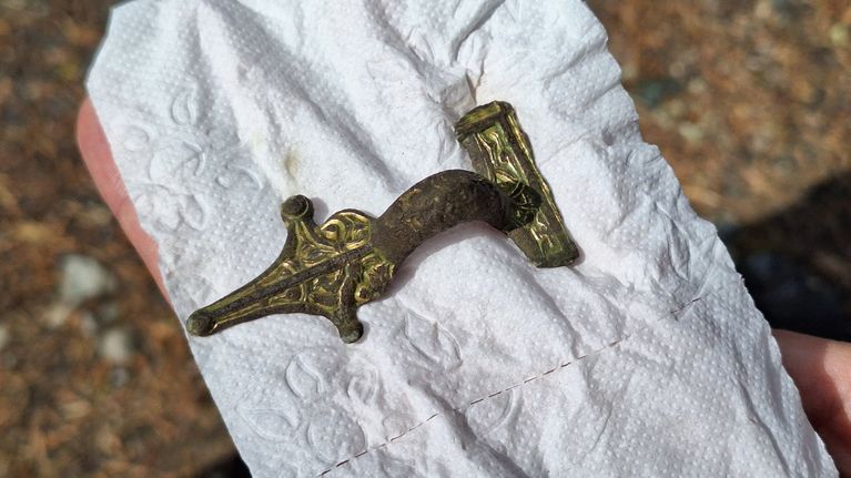 Kemistä löytyneen 1 500 vuotta vanhan reliefisoljen kultaus hohtaa edelleen.