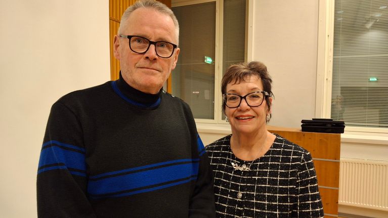 Esa Suutala ja aluevaltuutettu Sari Oja-Lipasti muistuttavat, että vuodeosaston lakkauttamisesta tekee päätöksen vasta aluevaltuusto. 