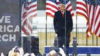Donald Trump puhuu yleisölle ulkona.