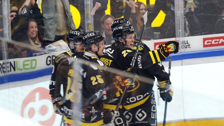 Kärpät juhlii maalia.