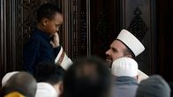 Yusuf Aman kävi tervehtimässä imaami Abdullah Ilhania ennen rukoushetken alkamista. 