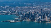 Ilmakuva Chicagosta, jossa näkyy kaupungin ikoninen siluetti ja Michiganjärvi etualalla.