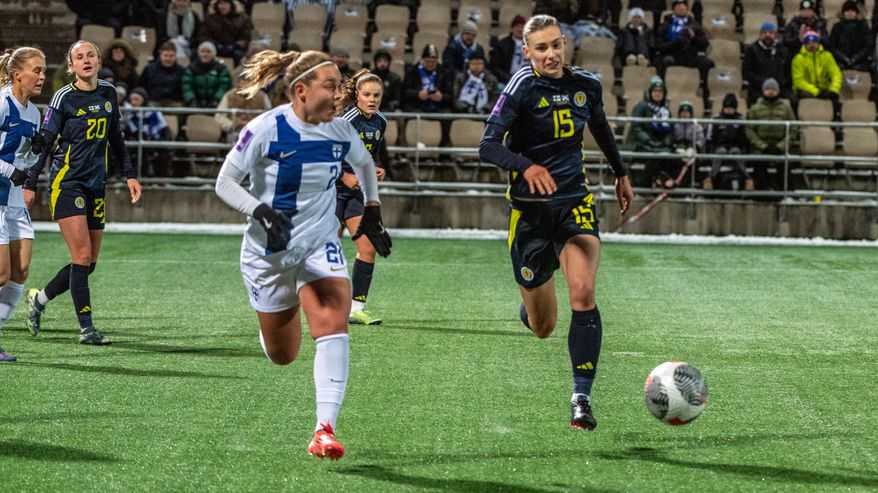 Oona Sevenius spelar fotbollslandskamp för Finland.
