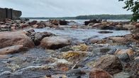 Vesi virtaa Savojärveen valmistuneessa pohjapadossa.