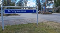Terveyskeskus-opastekyltti Lapuan terveyskeskuksen pihalla.