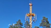 Kuvassa on Tykkimäen Star Flyer, jossa on jumissa ihmisiä. Pelastuslaitos pelastaa jumissa olevia ihmisiä nostokurjen avulla. 