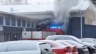 Savua nousee teollisuusrakennuksesta.