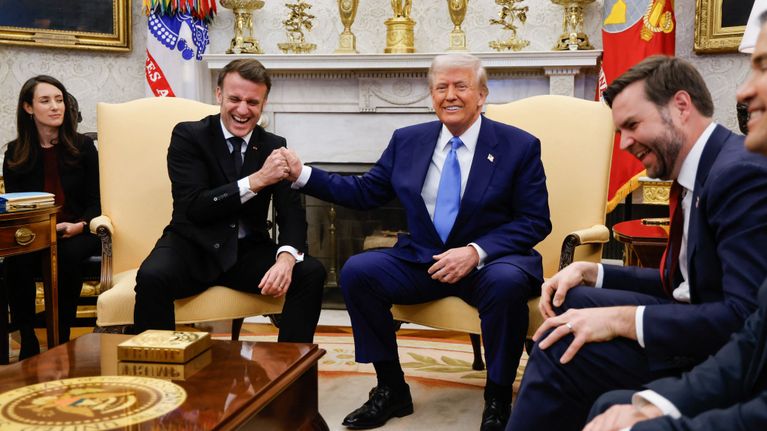 Emmanuel Macron ja Donald Trump kättelevät lehdistötilaisuudessa. Etualalla istuu varapresidentti JD Vance. 